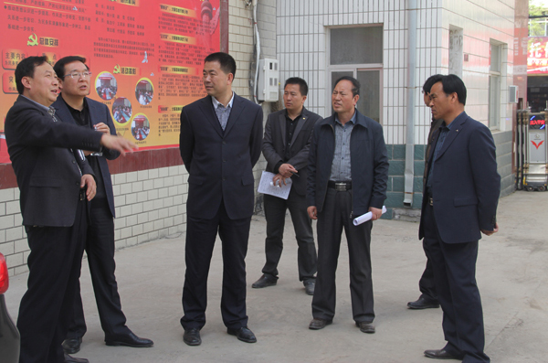 张龙杰到县医院整体搬迁工程和山河初中现场办公　