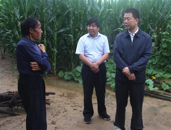 张龙杰看望受灾群众并检查指导防汛工作