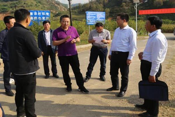 省发改委来我县督查光伏扶贫村级电站建设