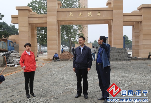 张龙杰督查烈士陵园工程项目建设进度