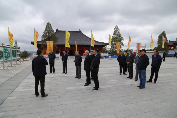 市直地级退休干部来我县参观考察