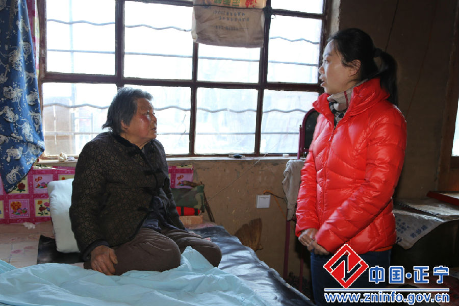 慰问.jpg 石芳赴周家镇开展“两节”期间送温暖慰问活动