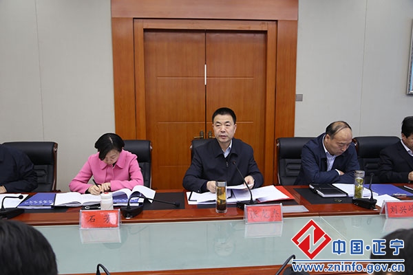 003.jpg 张龙杰主持召开县政府十七届第3次常务会议