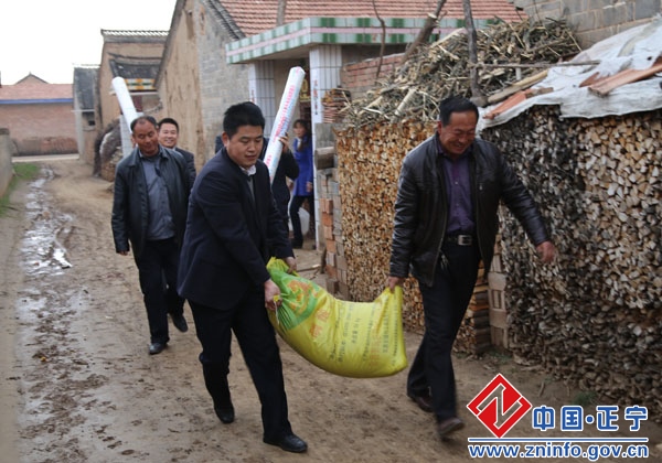 县政府办公室组织干部职工深入联系点开展帮联活动