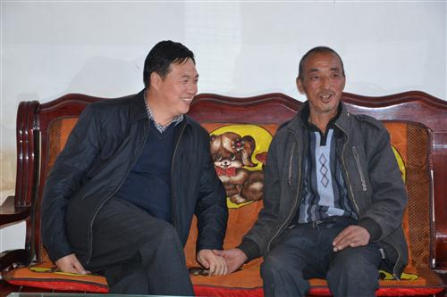蔡文辉深入双联行动联系点走访慰问联系户