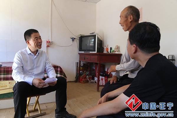 张龙杰赴三嘉乡松树坪村督查精准扶贫工作