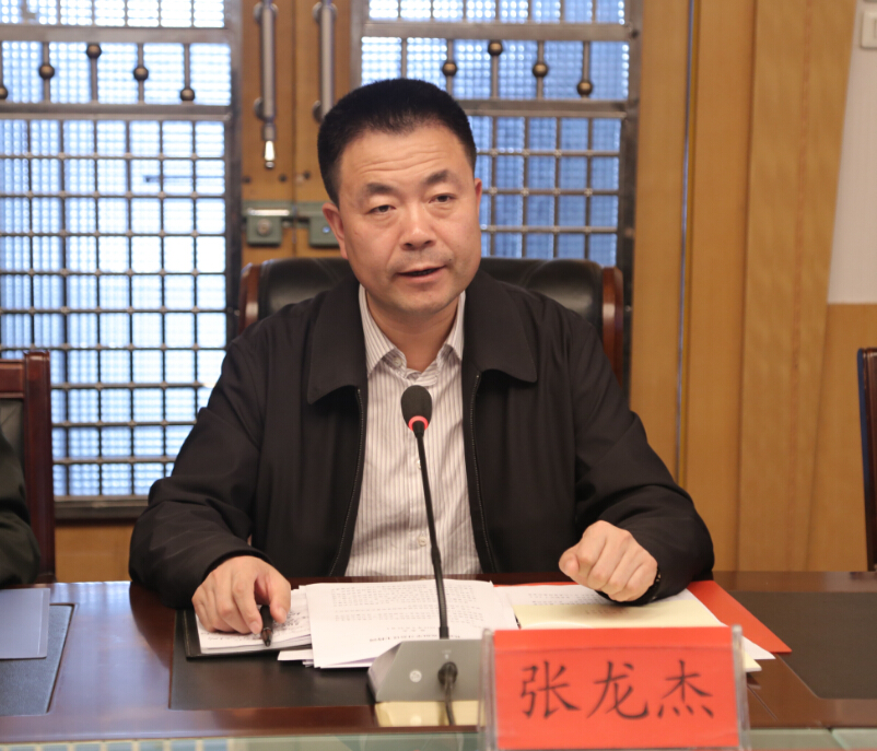 张龙杰主持召开县政府党组学习会议