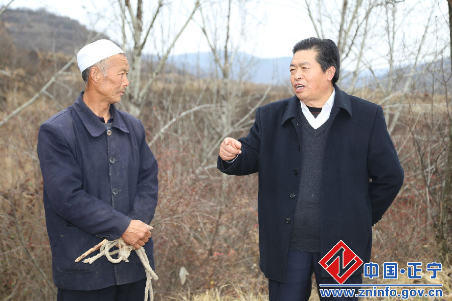 黄国锋与孟河村孟河组养蜂大户马全喜亲切交谈.JPG 黄国锋调研五顷塬乡少数民族村产业发展情况