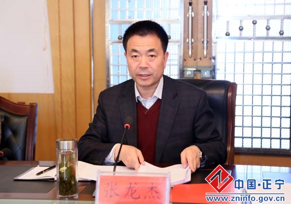 00002.jpg 张龙杰主持召开县政府党组“三严三实” 专题教育第四次学习研讨会