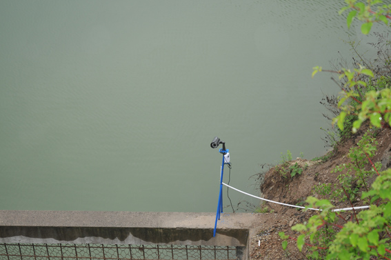 张龙杰冒雨检查防汛减灾工作