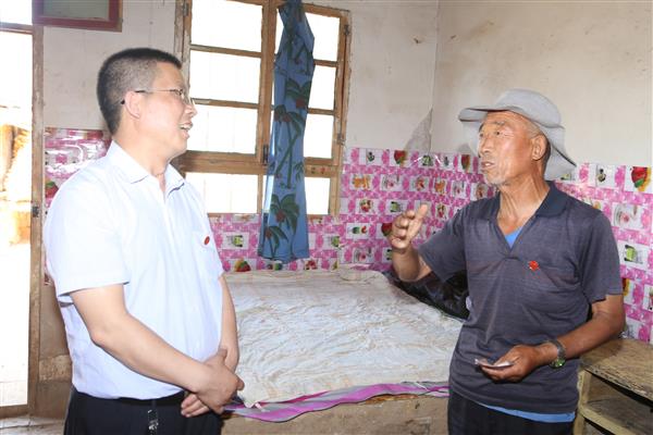 李元庆张星利看望慰问困难老党员