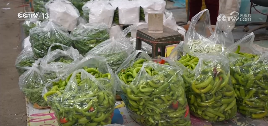 各地果蔬年货市场货足价稳 “菜篮子”新春保供“不断档”