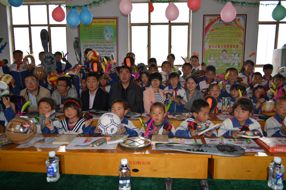 市、县妇联为永正小学留守儿童送去关爱