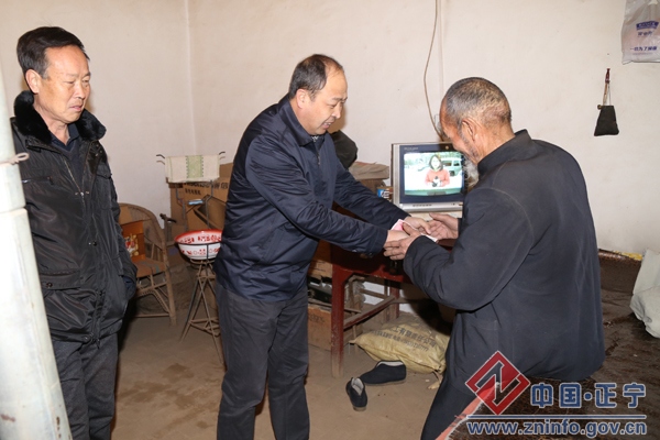 国珍慰问.jpg 张国珍 曹世民到五顷塬乡开展“两节”期间送温暖慰问活动